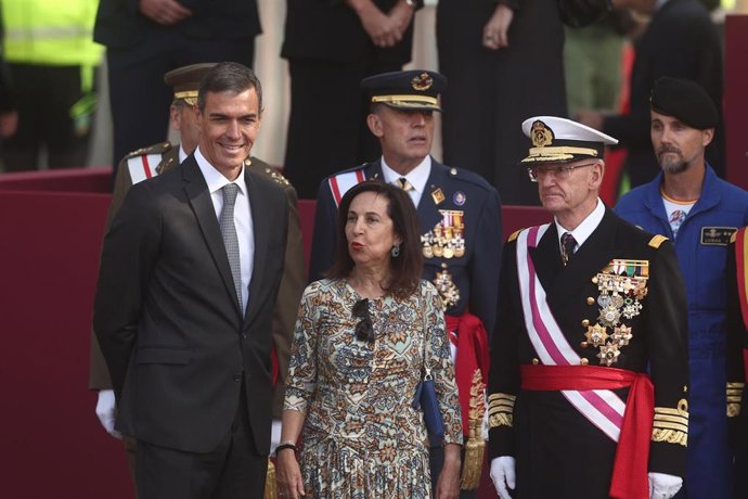 Archivo - El presidente del Gobierno y secretario general del PSOE, Pedro Sánchez, y la ministra de Defensa, Margarita Robles, durante el acto solemne de homenaje a la bandera nacional y desfile militar por el 12 de octubre.