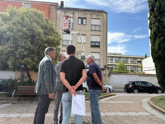 El alcalde de Salamanca, Carlos García Carbayo, en su visita al cambio de luminarias en el barrio de Prosperidad