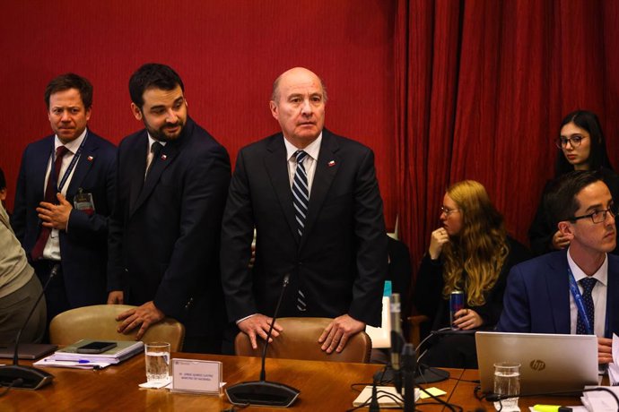 Santiago, 10 de Julio del 2026.  El Ministro de Hacienda Jorge Quiroz, llegando a la Comisión de Hacienda del Senado continúa la tramitación del proyecto de ley para la reconstrucción nacional y el desarrollo económico y social   Luis Quinteros/Aton Chile