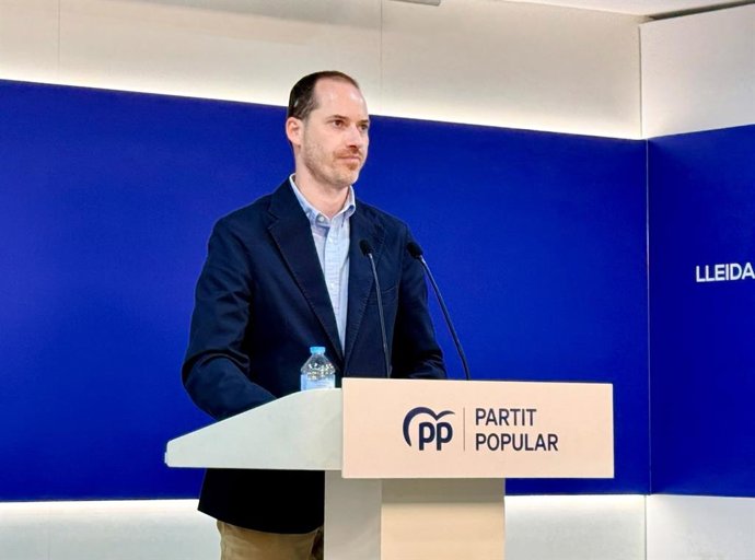 El secretario general del PP catalán, Juan Fernández, en rueda de prensa.