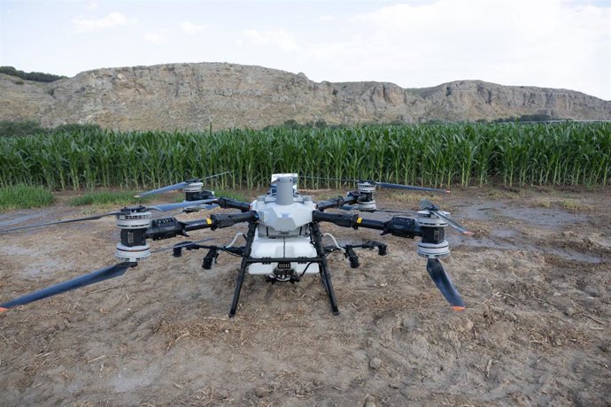 Un dron durante la presentación del Plan Estatal de Fertilizantes, en la Finca de Maíz, a 6 de julio de 2026, en San Martín de la Vega, Madrid (España) 