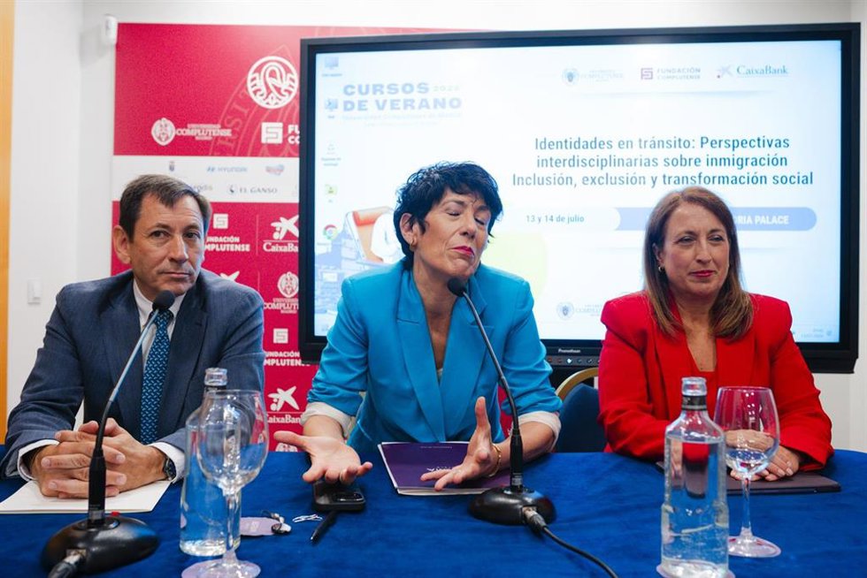  El vicerrector de Calidad de la Universidad Complutense de Madrid, Miguel Ángel Sastre, la ministra de Inclusión, Seguridad Social y Migraciones, Elma Saiz Delgado, y la rectora de la Universidad San Jorge, Silvia Carrascal.
