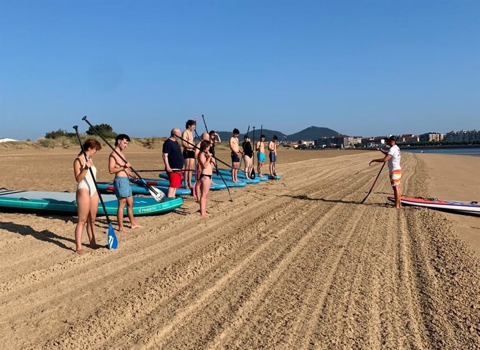 Un Curso de Verano de la UC trata de enseñar el medio marino para iniciarse en el surf