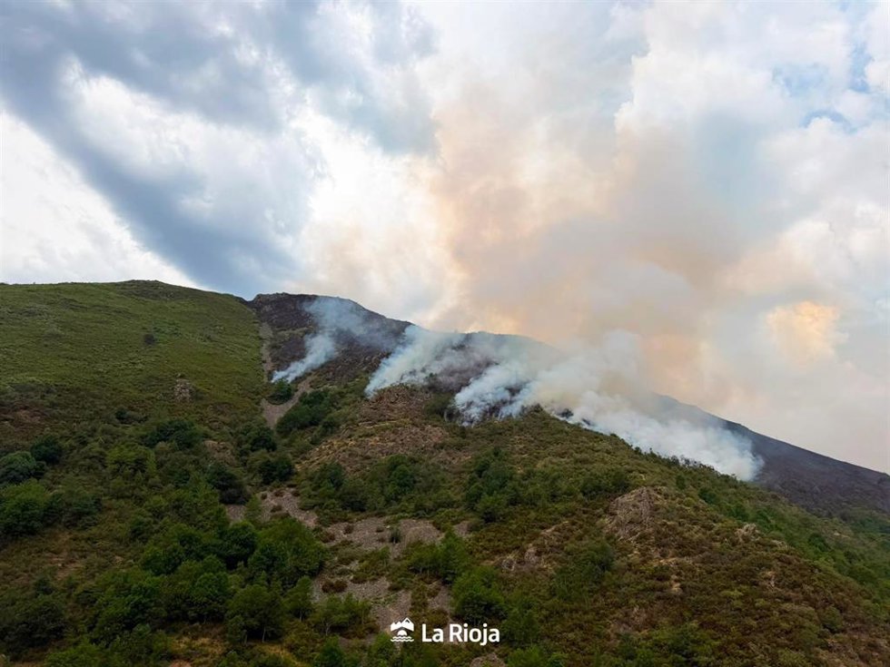 Activo el incendio de Ayabarerena, aldea de Ezcaray, en La Rioja