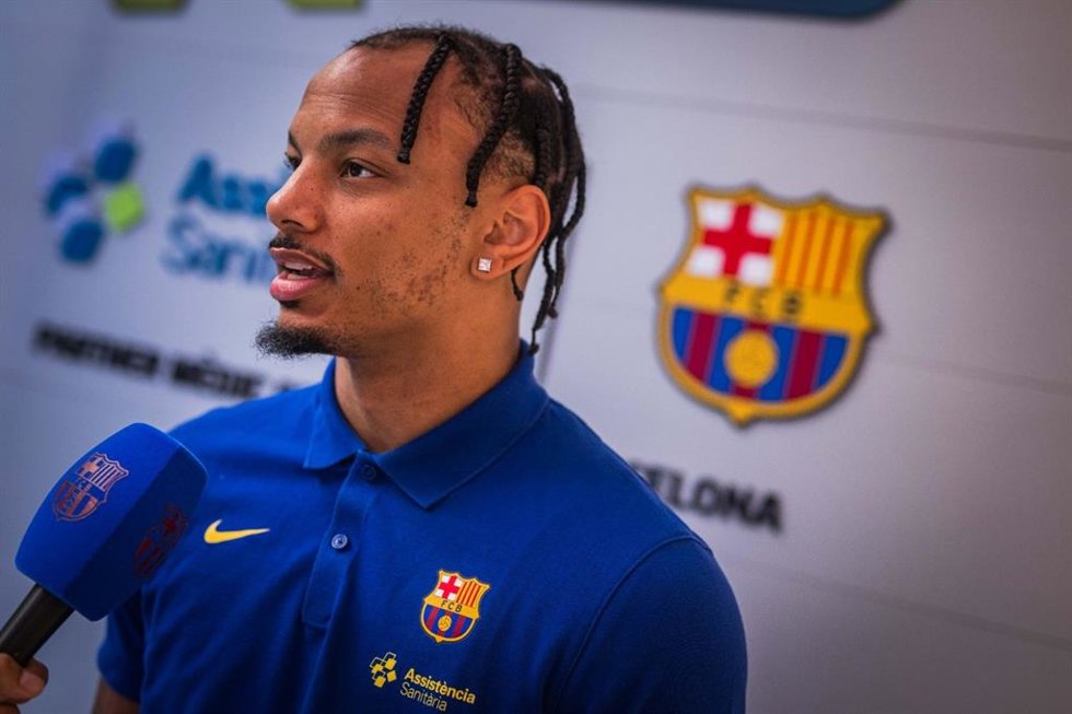 El Barça ficha al base estadounidense Justin Robinson, en la foto en su revisión médica, hasta 2028