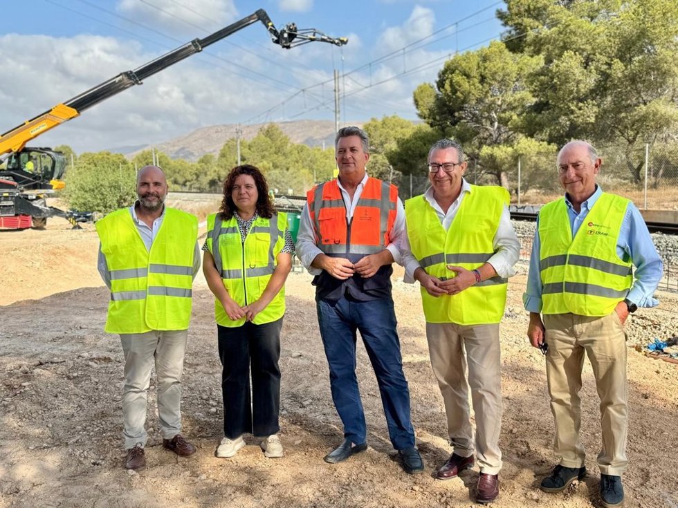 Vicente Martínez Mus (c) este lunes durante su visita a las obras