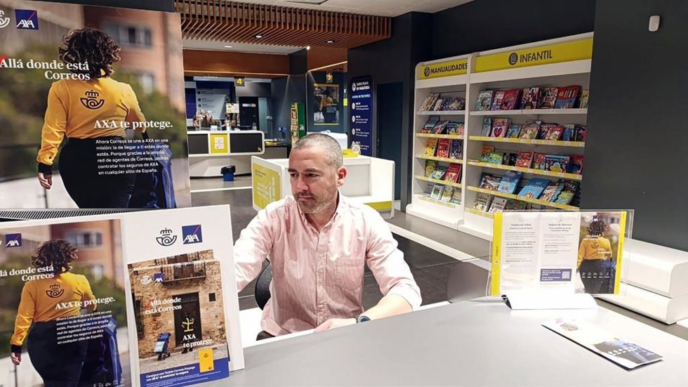 Archivo - Un empleado de Correos en una oficina de la provincia como imagen de recurso
