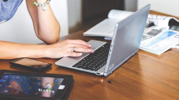 DLTCode aconseja revisar la seguridad digital antes de las vacaciones para evitar fraudes y ciberataques
