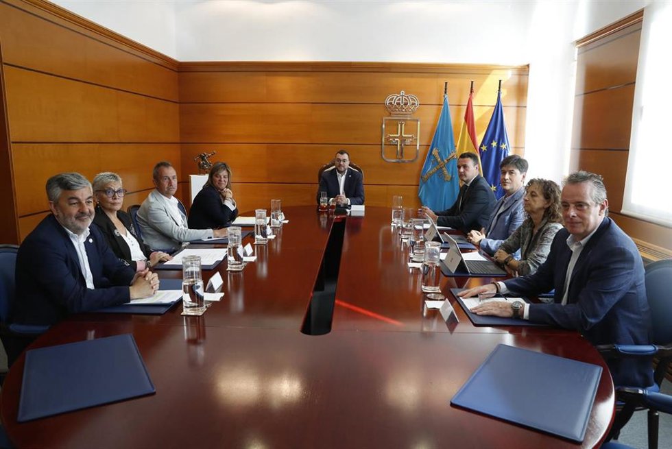 El presidente del Principado, Adrián Barbón, preside la reunión del Consejo de Gobierno.