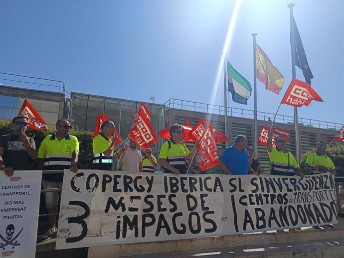 CCOO celebra una concentración para reclamar el pago de las nóminas de la plantilla de los centros de transporte de Extremadura