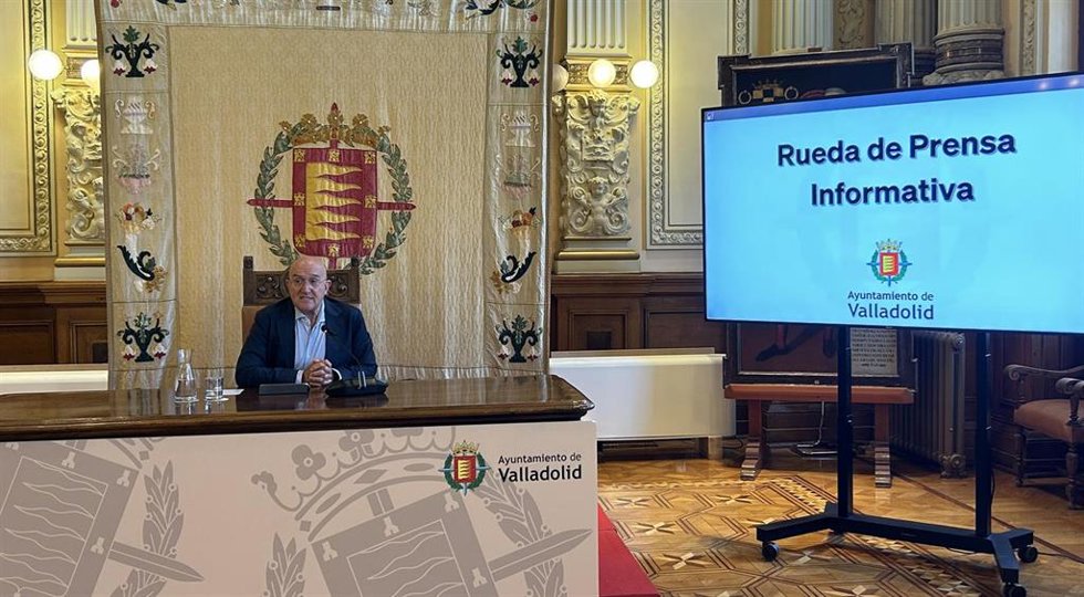 El alcalde de Valladolid, Jesús Julio Carnero, este lunes en rueda de prensa tras la Junta de Gobierno.
