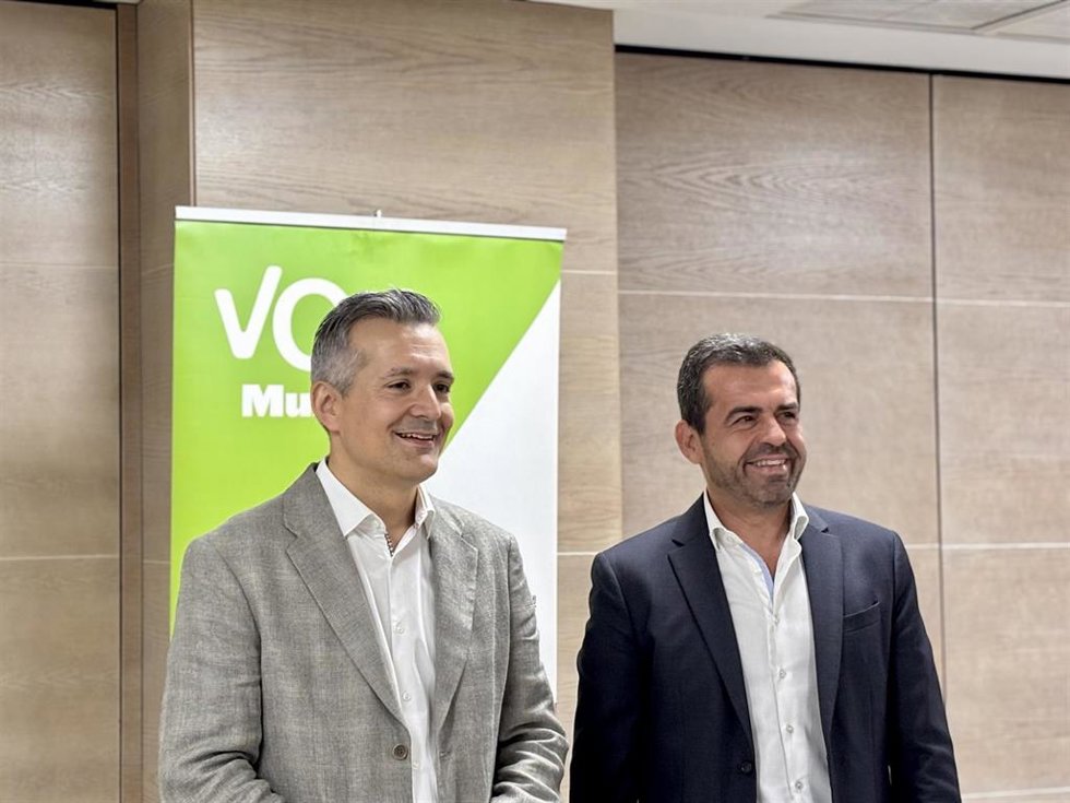 El presidente provincial de Vox, José Manuel Pancorbo, y el portavoz del Grupo Parlamentario de Vox en la Asamblea Regional, Rubén Martínez Alpañez, durante un desayuno informativo celebrado con los medios de comunicación