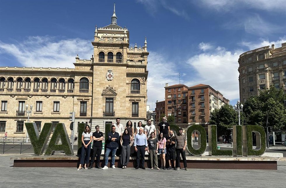 El alcalde de Valladolid, Jesús Julio Carnero, y la concejala Blanca Jiménez, junto a los artistas locales que actuarán en la Plaza Mayor en las Fiestas de Valladolid.