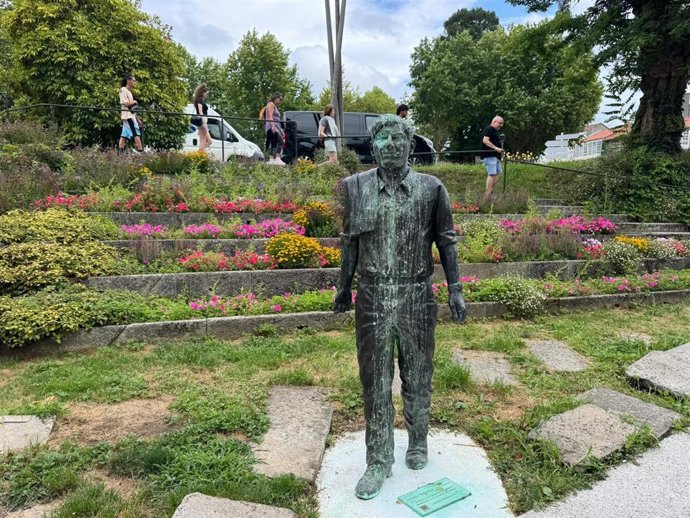 Escultura de Moncho Reboiras vandalizada