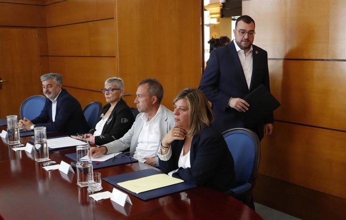 El presidente del Principado, Adrián Barbón, entra al Consejo de Gobierno.