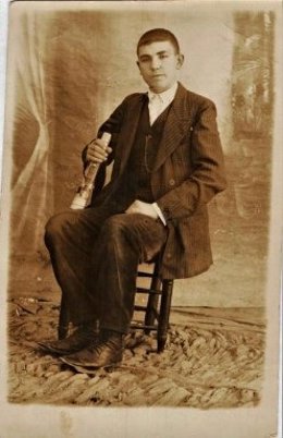 Los restos del poeta Manuel Gómez Sánchez (Madroñera, 1900), fusilado el 24 de agosto de 1936, se buscan en la fosa del cementerio de Conquista de la Sierra (Cáceres)
