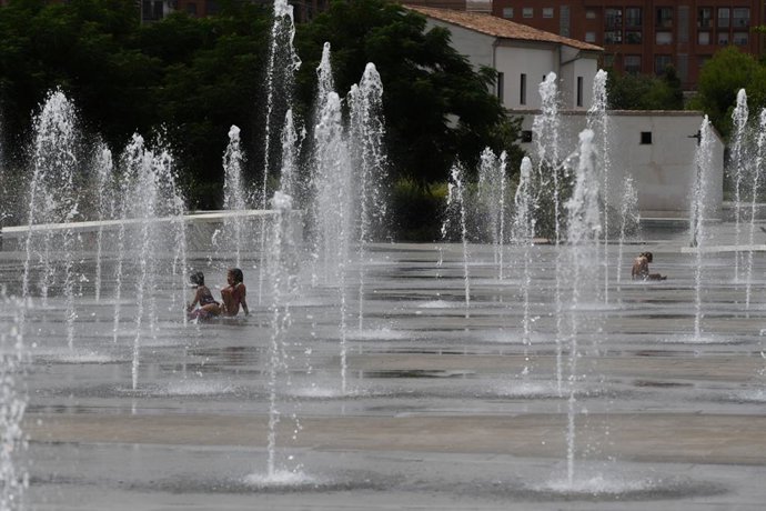 Archivo - Arxiu - Varis xiquets es refresquen en una font de València, ARXIU. 