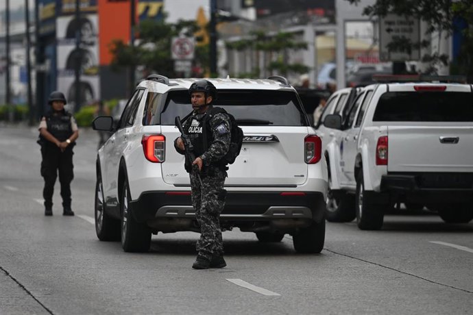 Archivo - Imagen de archivo de un agente de policía ecuatoriano.