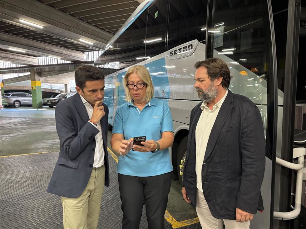 Casares anima a los jóvenes cántabros a inscribirse en Verano Joven para obtener descuentos en viajes de tren y autobús
