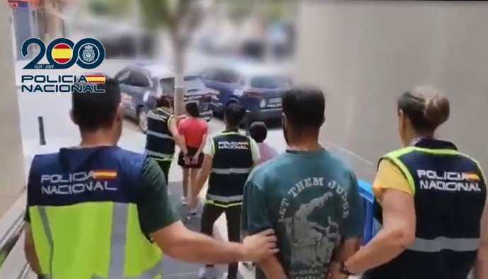 La Policía efectúa diversos arrestos por la presunta sustracción de un bebé.