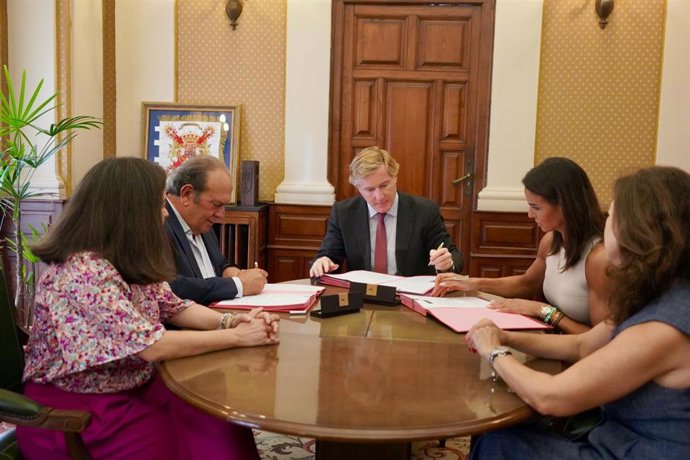El presidente de CAja Rural de Extremadura, Urbano Caballo, y el alcalde de Badajoz, Ignacio Gragera, renuevan el convenio de colaboración