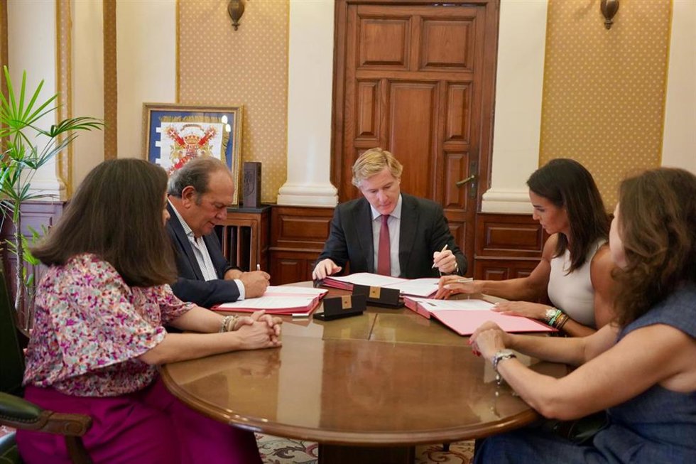 El presidente de CAja Rural de Extremadura, Urbano Caballo, y el alcalde de Badajoz, Ignacio Gragera, renuevan el convenio de colaboración