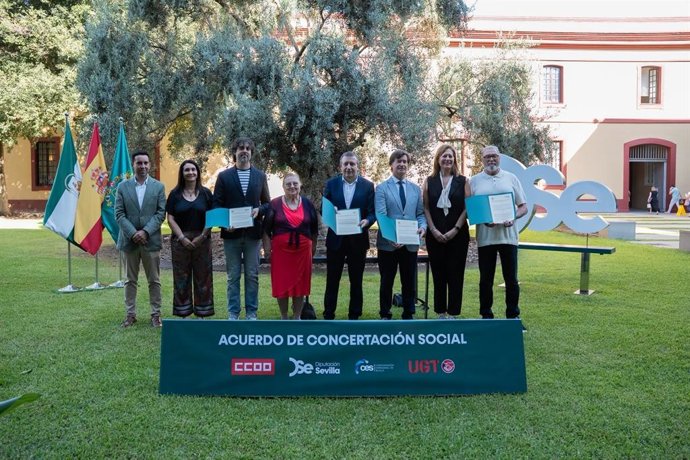 Foto de familia de Diputación, CCOO, UGT y CES tras la firma del Acuerdo de Concertación Social, en el Patio del Olivo