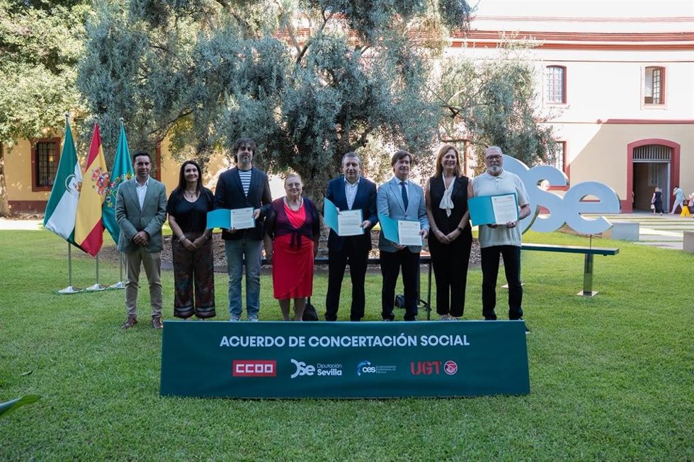 Foto de familia de Diputación, CCOO, UGT y CES tras la firma del Acuerdo de Concertación Social, en el Patio del Olivo