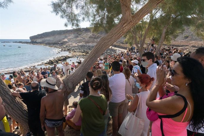 Archivo - Concentración de protesta contra la urbanización del puertito de Adeje