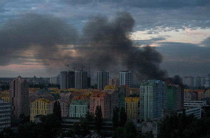 Columna de humo tras un ataque lanzado por el Ejército de Rusia contra la capital de Ucrania, Kiev, el 11 de julio de 2026 (archivo)