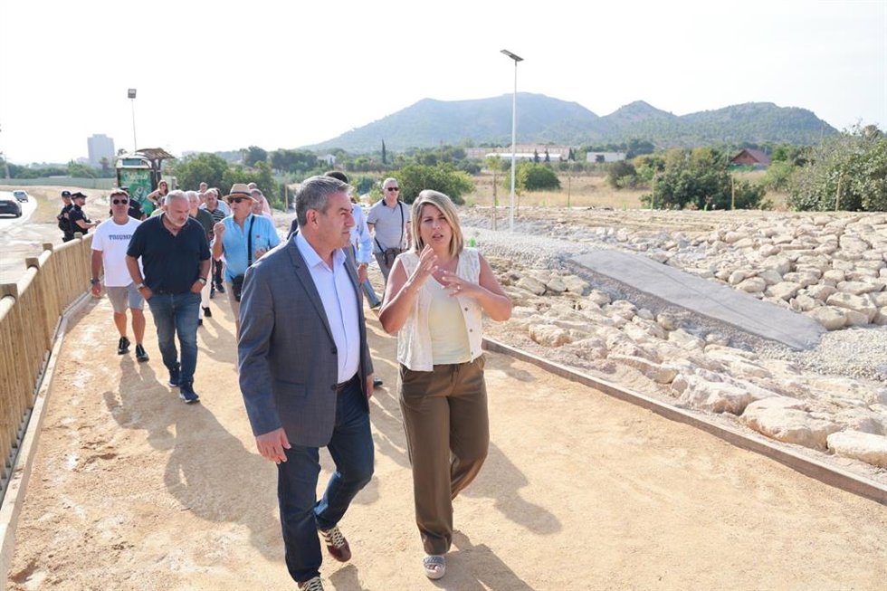 El consejero Joaquín Buendía junto a la alcaldesa de Cartagena, Noelia Arroyo, en la visita a las actuaciones de recuperación de la rambla de Canteras, en Cartagena