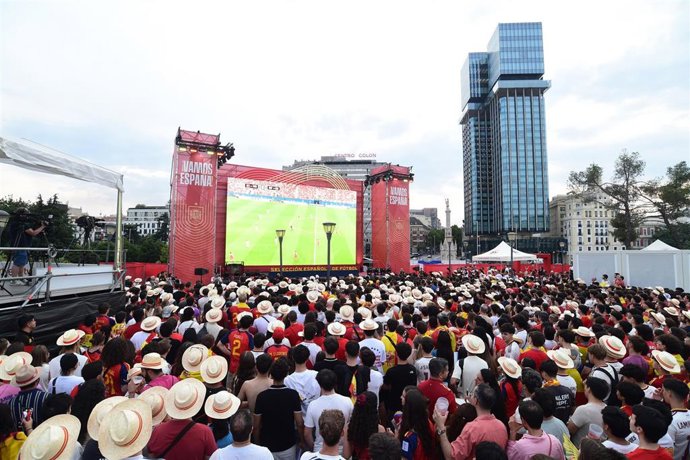 Decenas de aficionados de la Selección Española durante el partido del Mundial de fútbol 2026 entre España y Portugal, en el evento de la Plaza Selección en la Plaza de Colón, a 6 de julio de 2026, en Madrid (España).