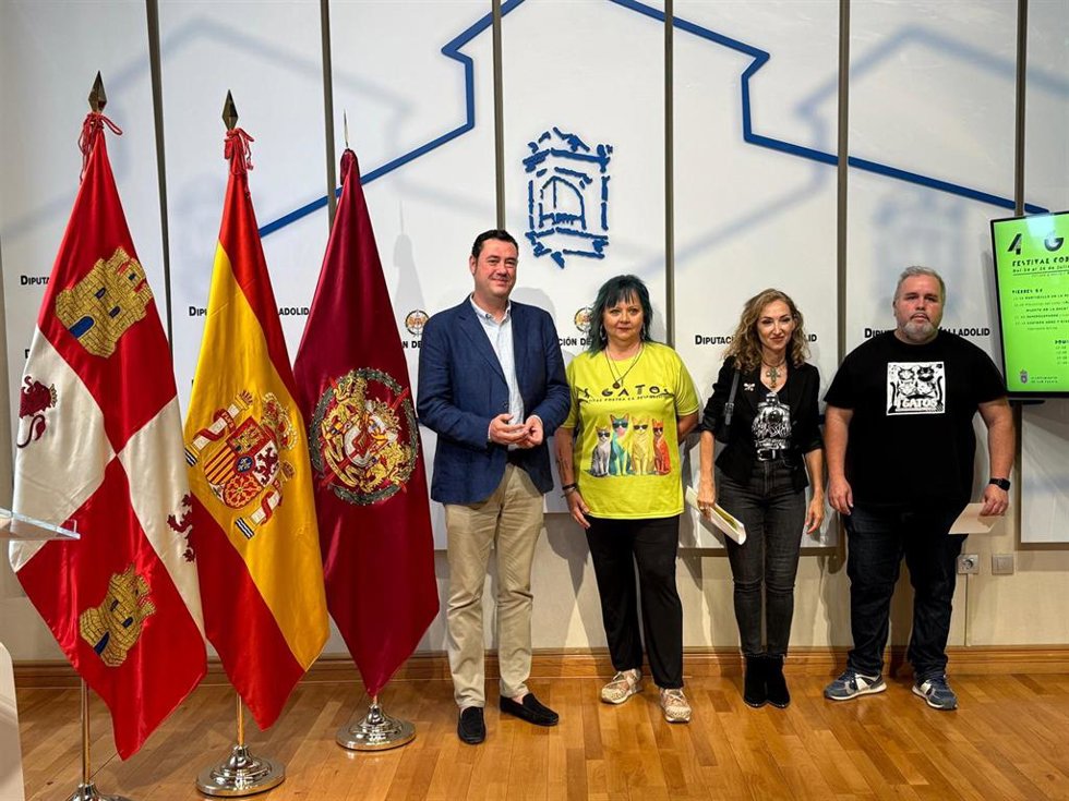El diputado de Deportes y Juventud Javier González, junto con la alcaldesa de San Pelayo, Elisa Cerrillo y el teniente de alcalde, Ricardo Hernández en la presentación de la IX edición del festival contra la despoblación '4Gatos'