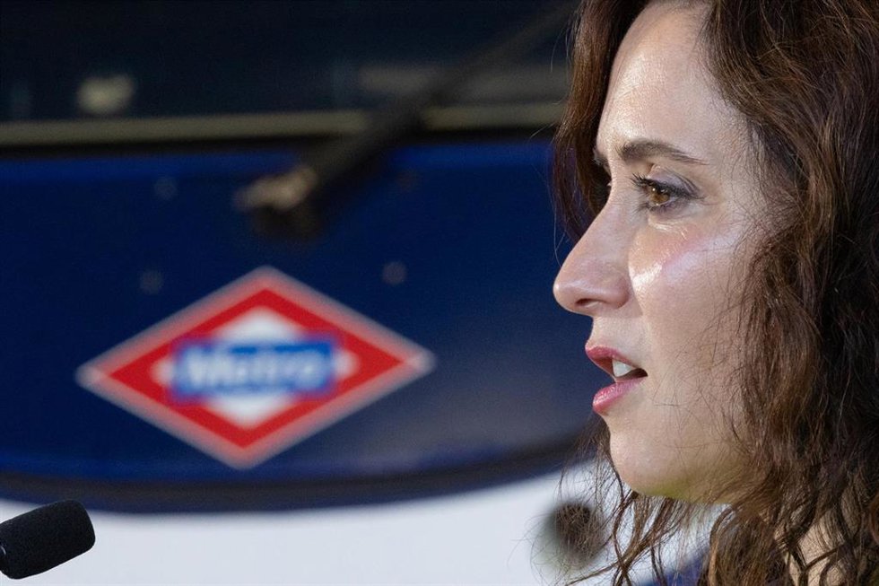 La presidenta de la Comunidad de Madrid, Isabel Díaz Ayuso, durante la visita al primer tren automático que prestará servicio en la Línea 6 de Metro, en el Depósito de Cuatro Vientos, a 13 de julio de 2026