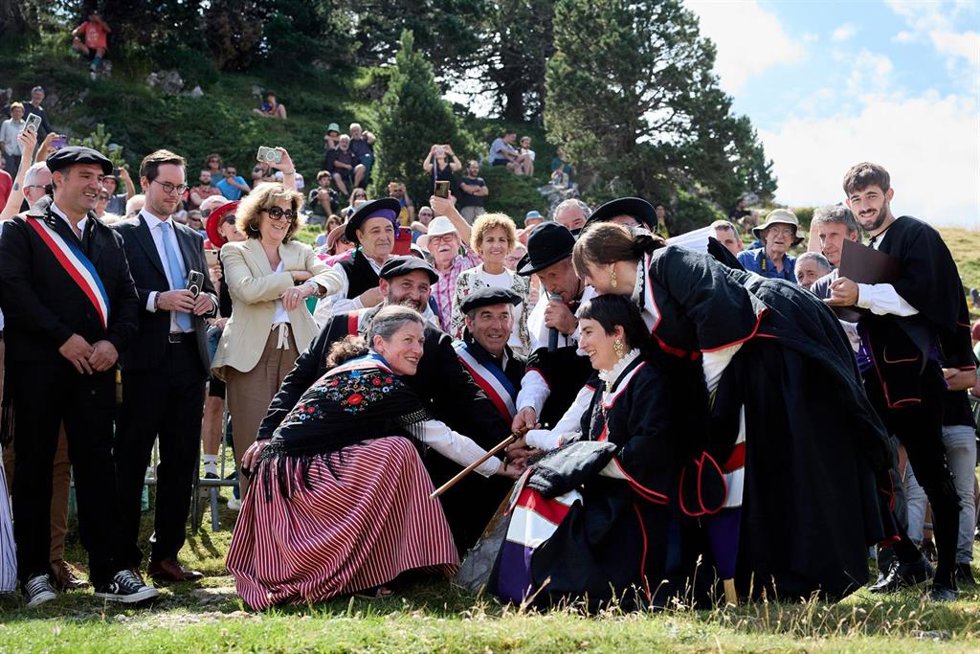 La Presidenta de Navarra, María Chivite, acude a la ceremonia del Tributo de las Tres Vacas.