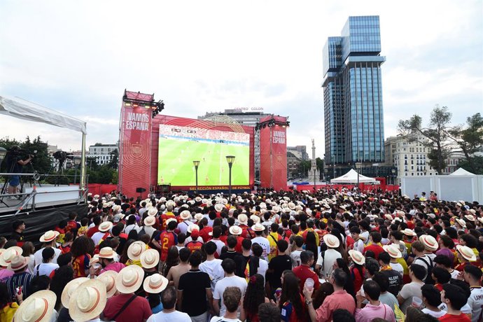 Decenas de aficionados de la Selección Española durante el partido del Mundial de fútbol 2026 entre España y Portugal, en el evento de la Plaza Selección en la Plaza de Colón, a 6 de julio de 2026, en Madrid (España). El partido entre España y Portugal, q