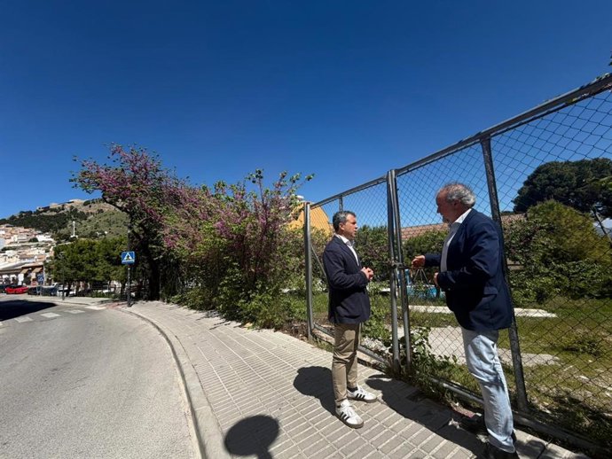 Visita al terreno de la calle Doctor Azpitarte donde se habiitará un nuevo aparcamiento