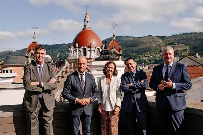 Luis Alonso, dtor Caja Rural de Asturias en Mieres; Rubén Castro, presidente de UEAS; Lilian Valdés, responsable de instituciones; José Manuel Álvarez, director de zona y Santiago Rodríguez, gestor de empresas.