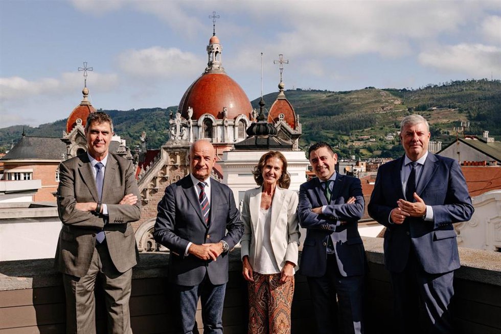 Luis Alonso, dtor Caja Rural de Asturias en Mieres; Rubén Castro, presidente de UEAS; Lilian Valdés, responsable de instituciones; José Manuel Álvarez, director de zona y Santiago Rodríguez, gestor de empresas.