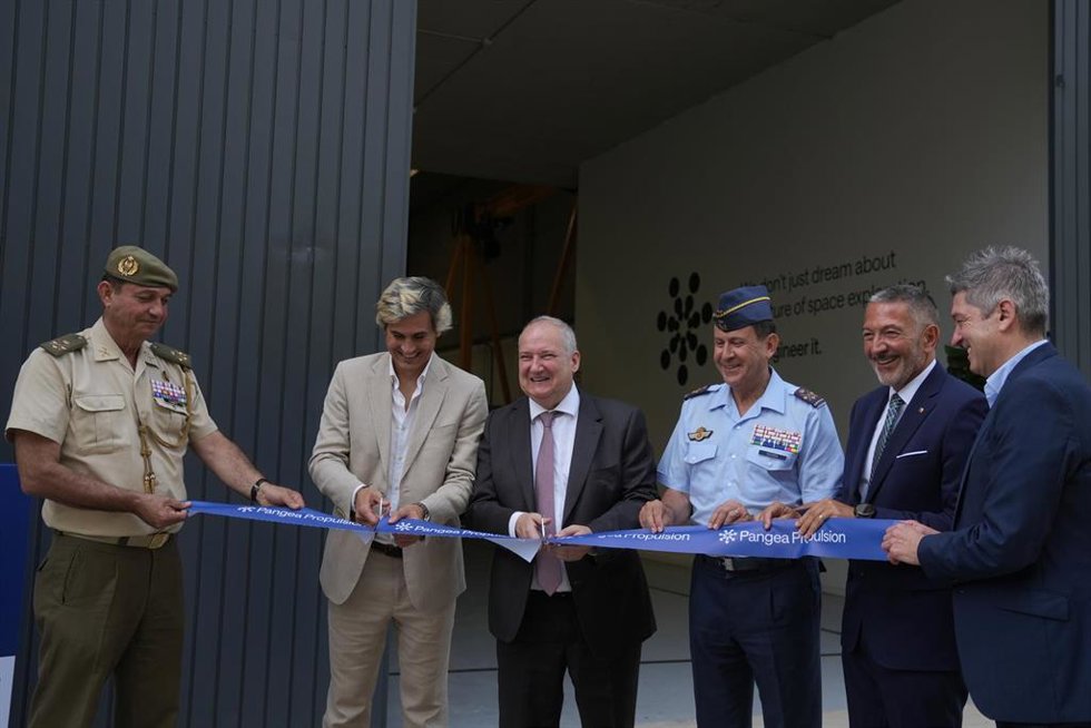 Momento del corte de cinta de la nueva nave industrial de Pangea Propulsion