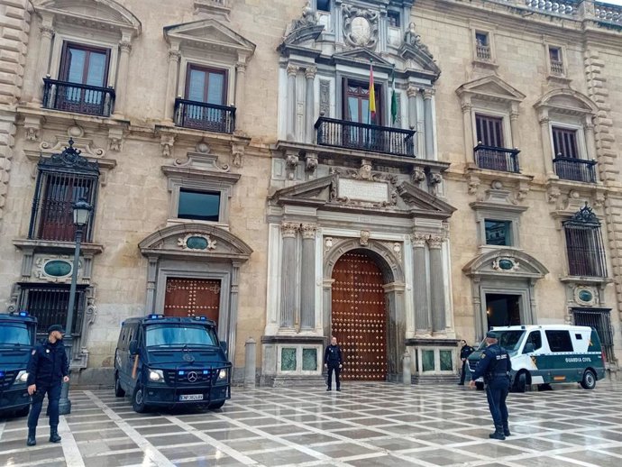 Archivo - Varios furgones de la Policía Nacional en la Real Chancillería de Granada con motivo de un juicio. Archivo.