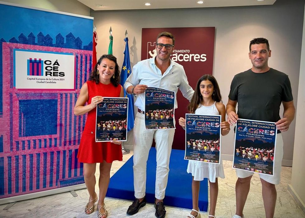 El ocncejal de Cultura, Jorge Solís, presenta el Festival FOLKCáceres junto a responsables de la organización