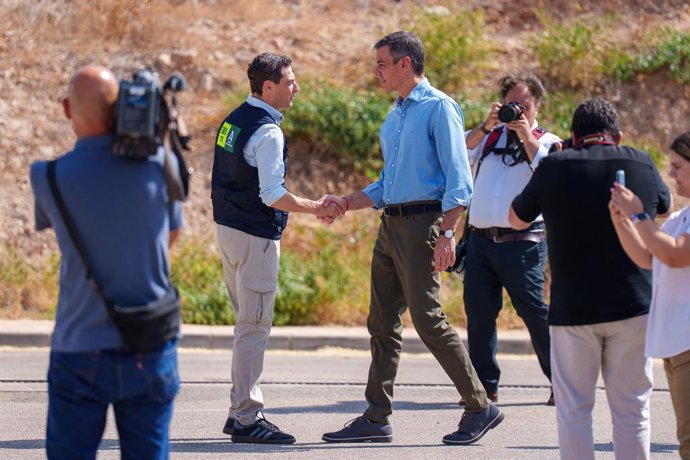 O presidente do Governo, Pedro Sánchez, e o presidente da Junta da Andaluzia, Juanma Moreno, cumprimentam-se durante uma visita ao Posto de Comando Avançado do incêndio florestal de Los Gallardos (Almería). Em 13 de julho de 2026, em Turre, Almería (Andal