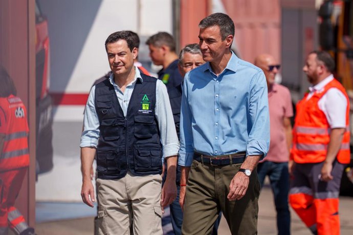 O presidente da Junta da Andaluzia, Juanma Moreno, e o presidente do Governo, Pedro Sánchez, em Turre (Almería), no posto de comando avançado para o incêndio florestal de Los Gallardos.