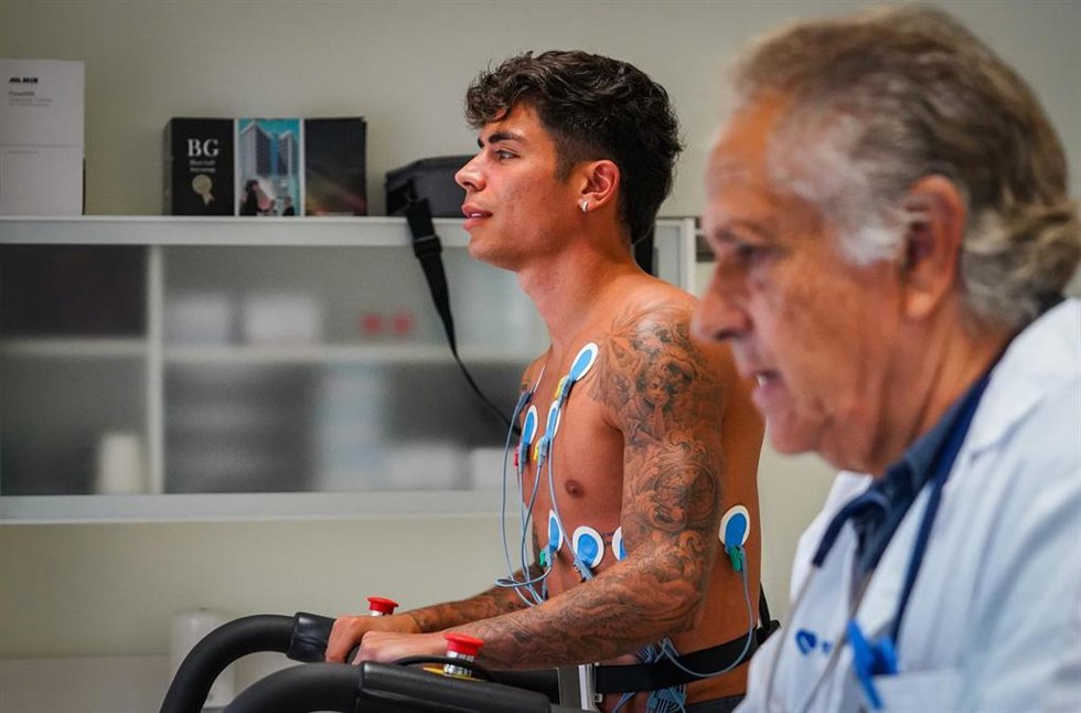 Jugador de la UD Almería realizando reconocimientos médicos en Vithas Almería.