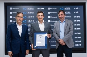 De izquierda a derecha, Rafael García Meiro, CEO de AENOR; Luis Navarrete, CIO de Indra Group; y Paco Salcedo, presidente de Microsoft España.