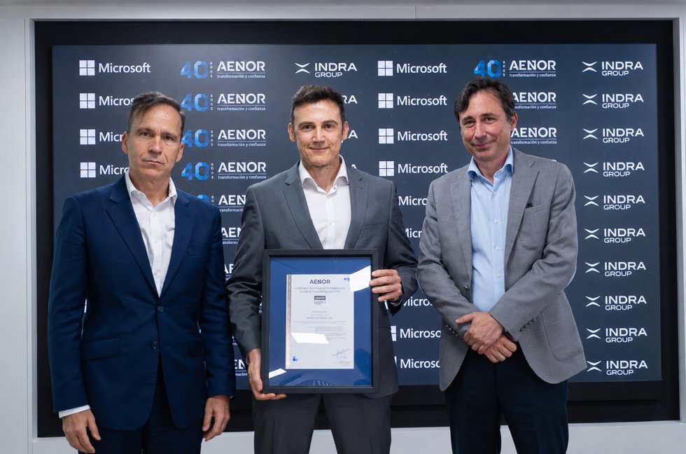 De izquierda a derecha, Rafael García Meiro, CEO de AENOR; Luis Navarrete, CIO de Indra Group; y Paco Salcedo, presidente de Microsoft España.