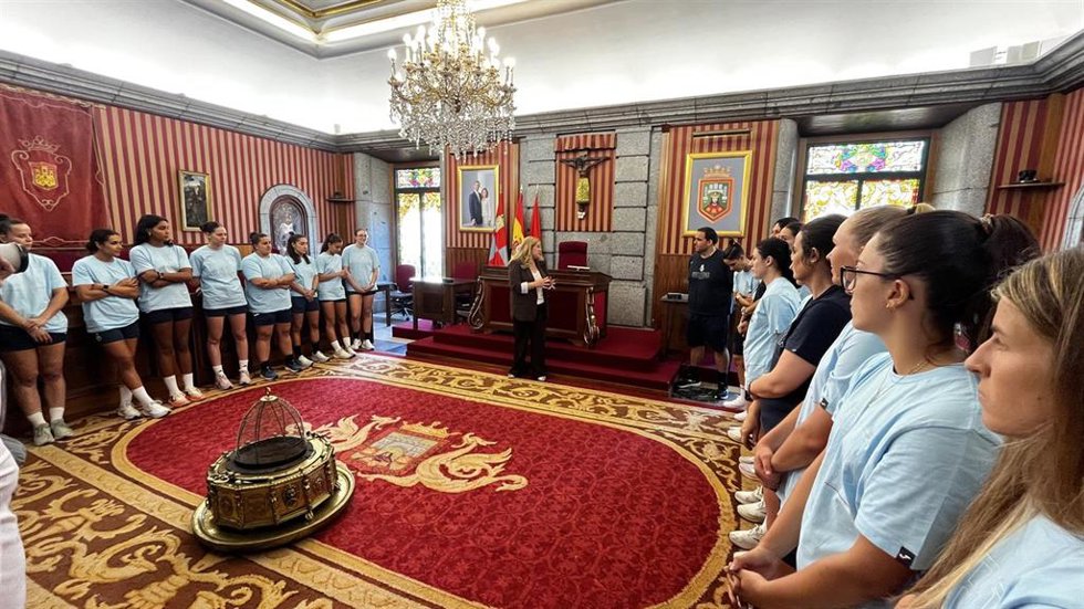 La Alcaldesa De Burgos, Cristina Ayala, Ha Dado La Bienvenida A Las 'Guerreras' En El Salón De Plenos