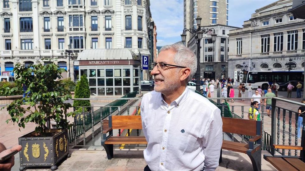Archivo - El portavoz de IU-Convocatoria por Oviedo, Gaspar Llamazares.