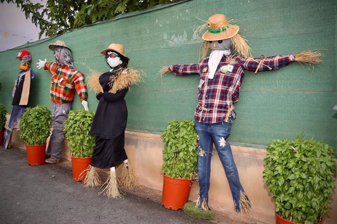 Mas de Don Pedro llena de creatividad sus fiestas con el tradicional concurso de espantapájaros